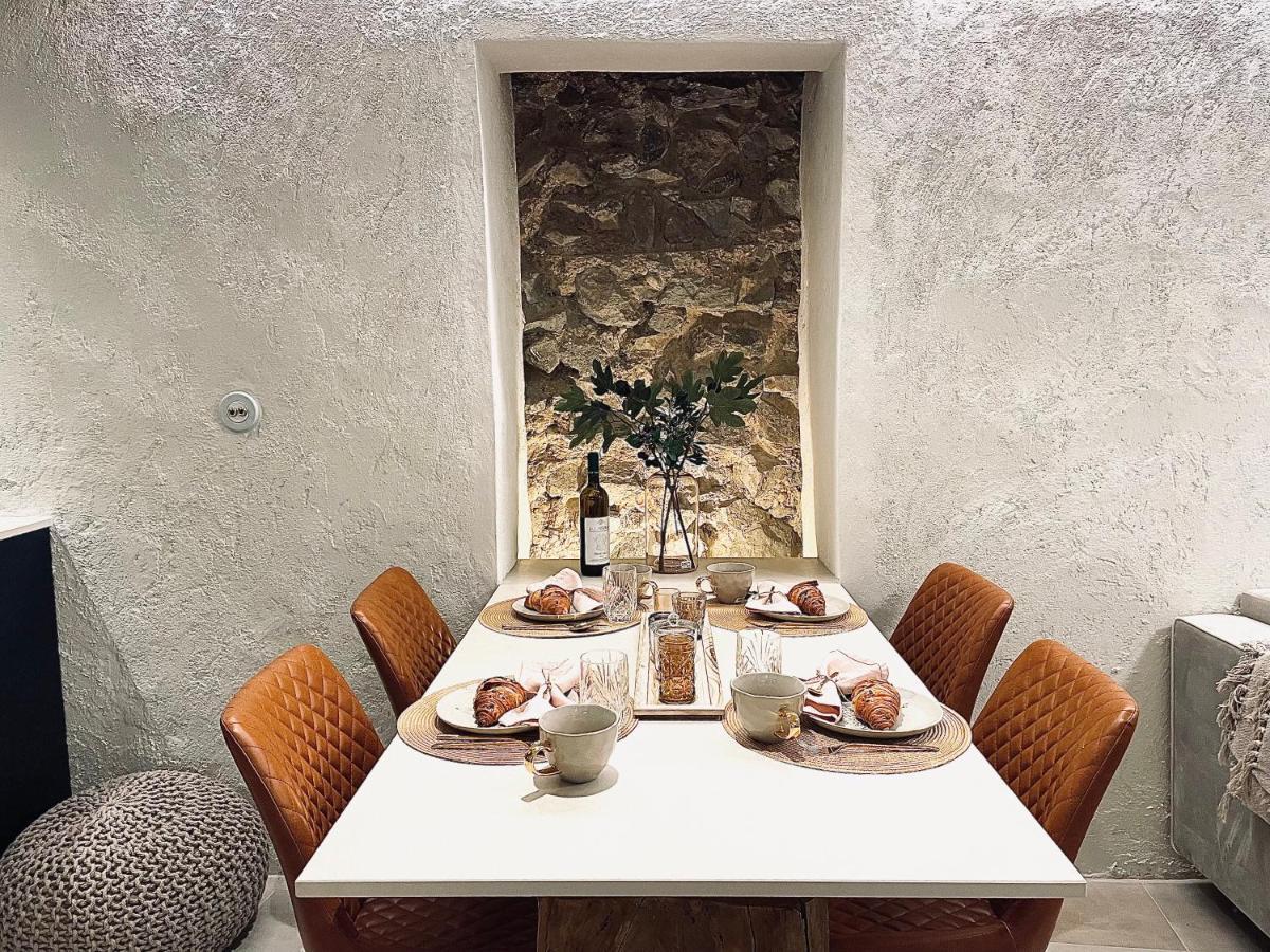 New Design & High Standard From 16th Century In Old Town-free Parking Apartmán