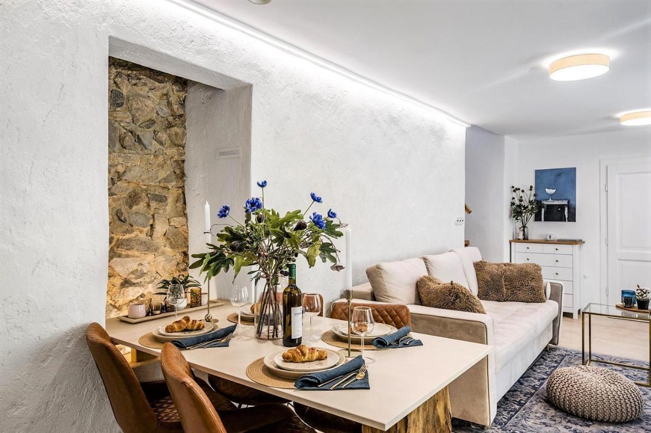 New Design & High Standard From 16th Century In Old Town-free Parking Apartmán *