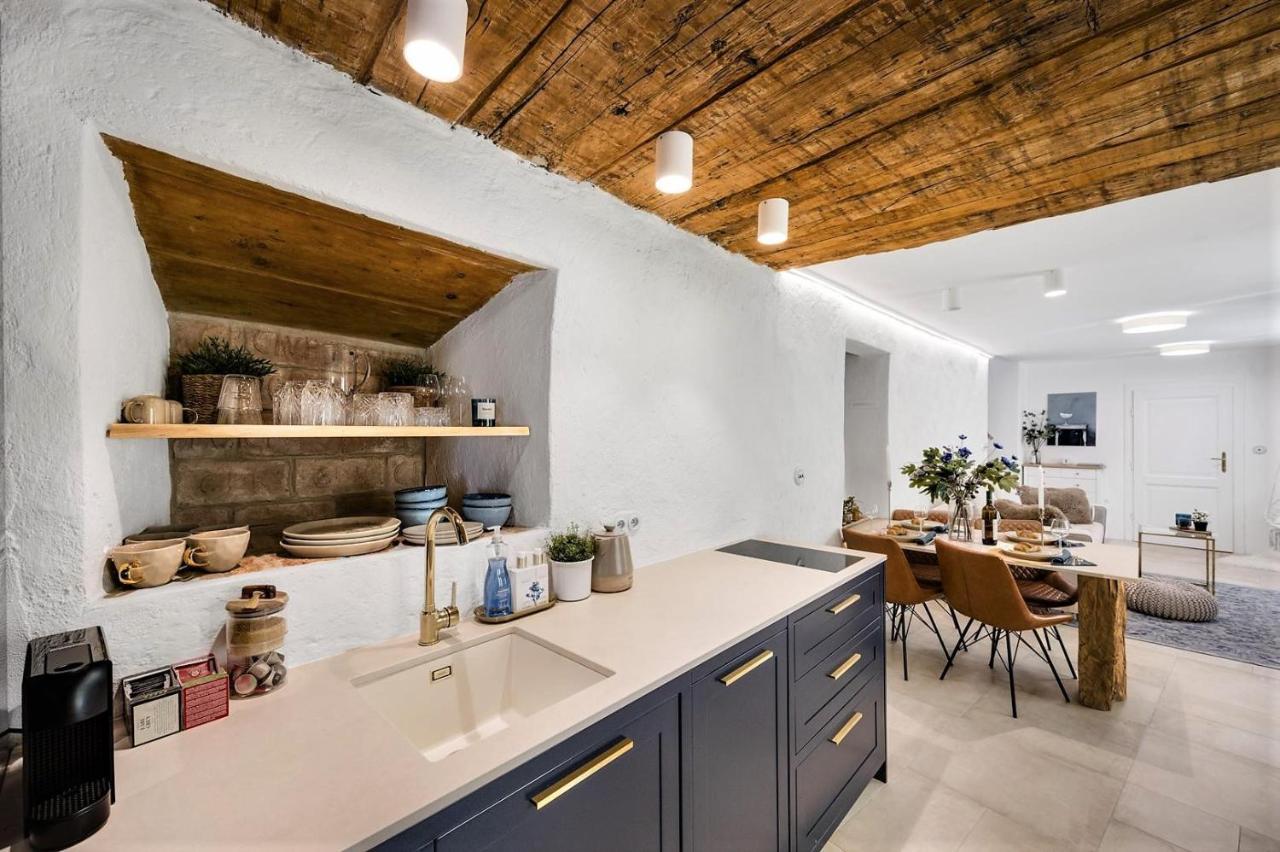 New Design & High Standard From 16th Century In Old Town-free Parking Apartmán Bratislava