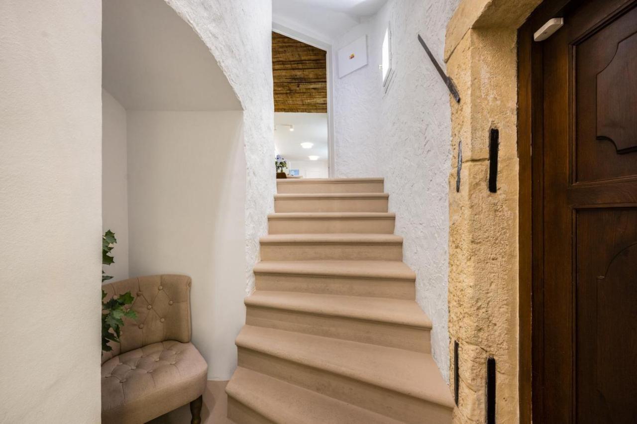 Apartmán New Design & High Standard From 16th Century In Old Town-free Parking Bratislava