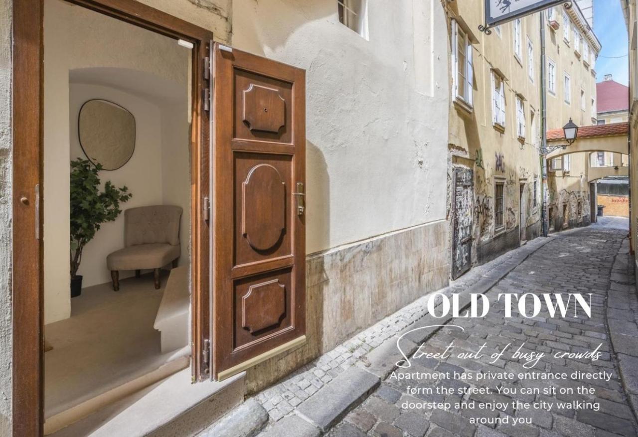 New Design & High Standard From 16th Century In Old Town-free Parking Apartmán