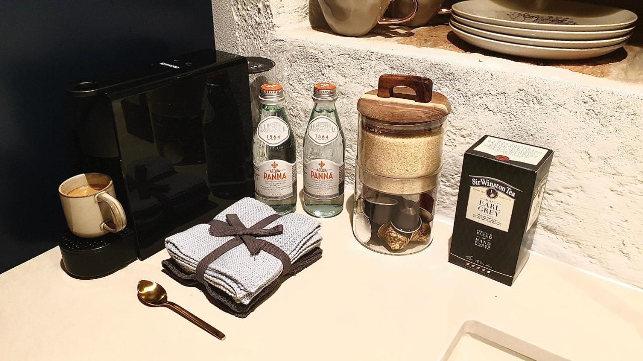 Apartmán New Design & High Standard From 16th Century In Old Town-free Parking Bratislava